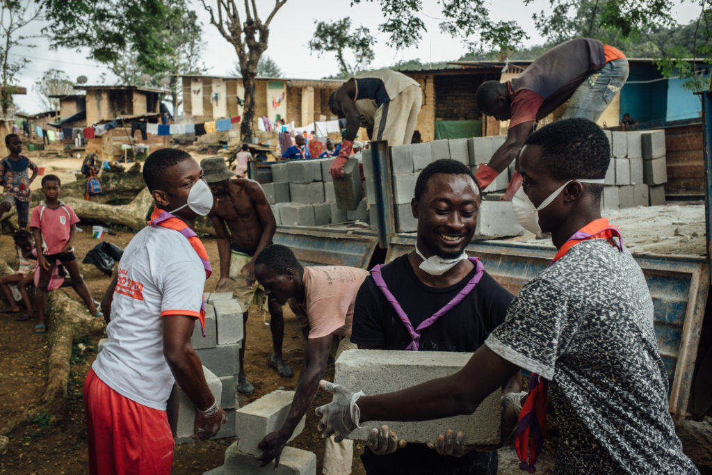 Des scouts ivoriens réhabilitent les latrines en périphérie d'Abidjan, septembre 2019 ©Cyril Marcilhacy